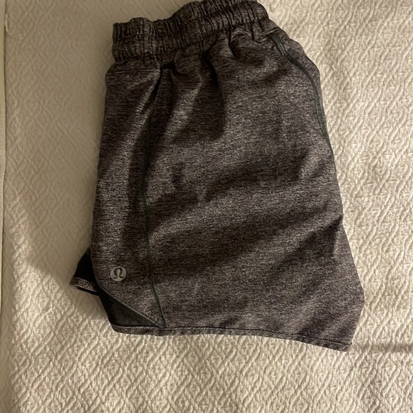 grey lululemon shorts size 4 - Picture 3 of 4